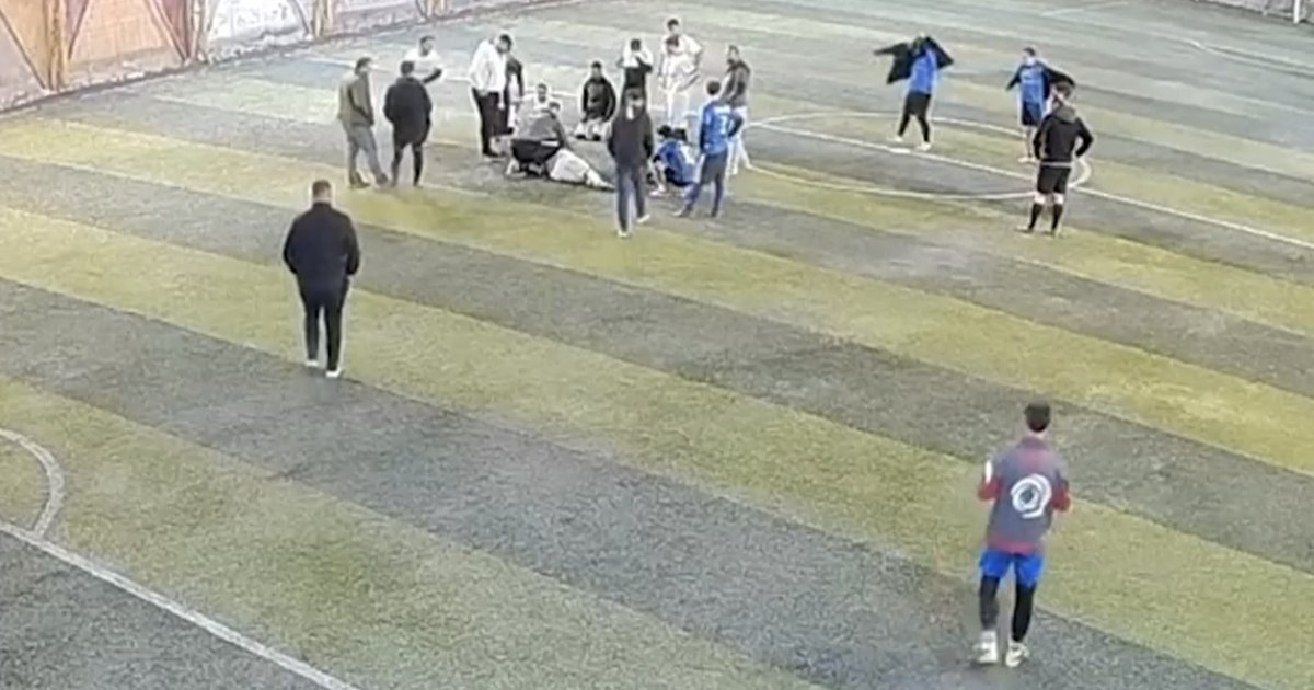 Halı sahada dili boğazına kaçan oyuncuya müdahale