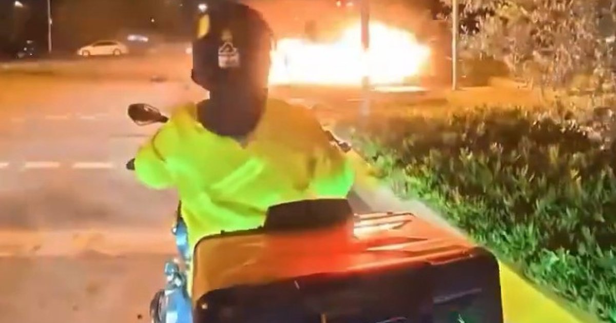 Maltepe Sahili'nde otomobil alev topuna döndü