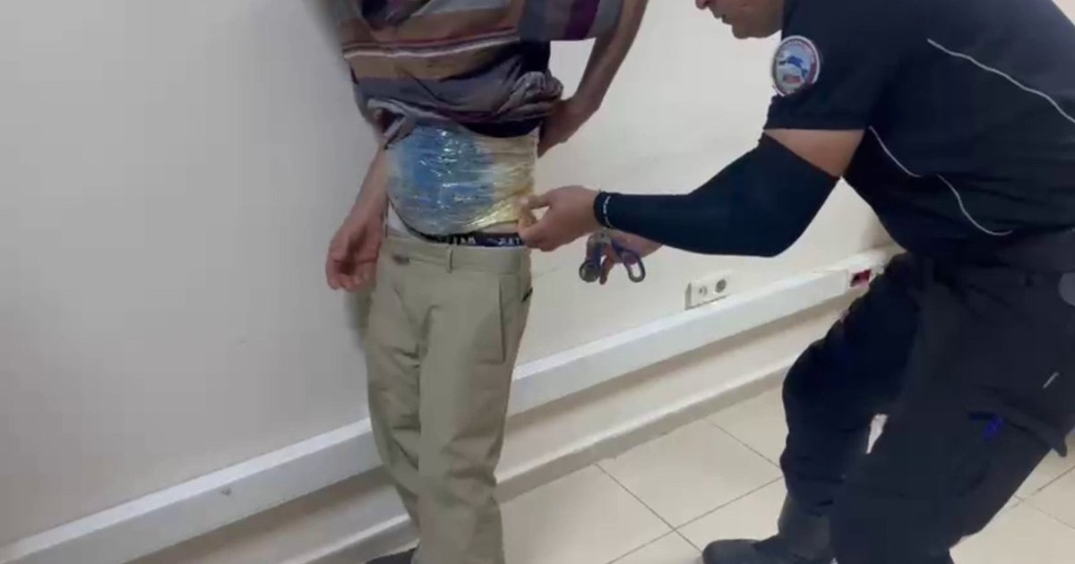 Uyuşturucu taciri bantla gizlediği 500 gram esrar ile yakalandı