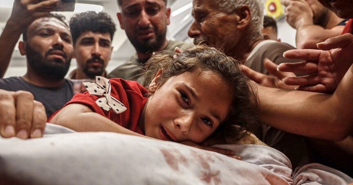 Filistinli çocukların Gazze'de kaybettiği ailesine vedaı