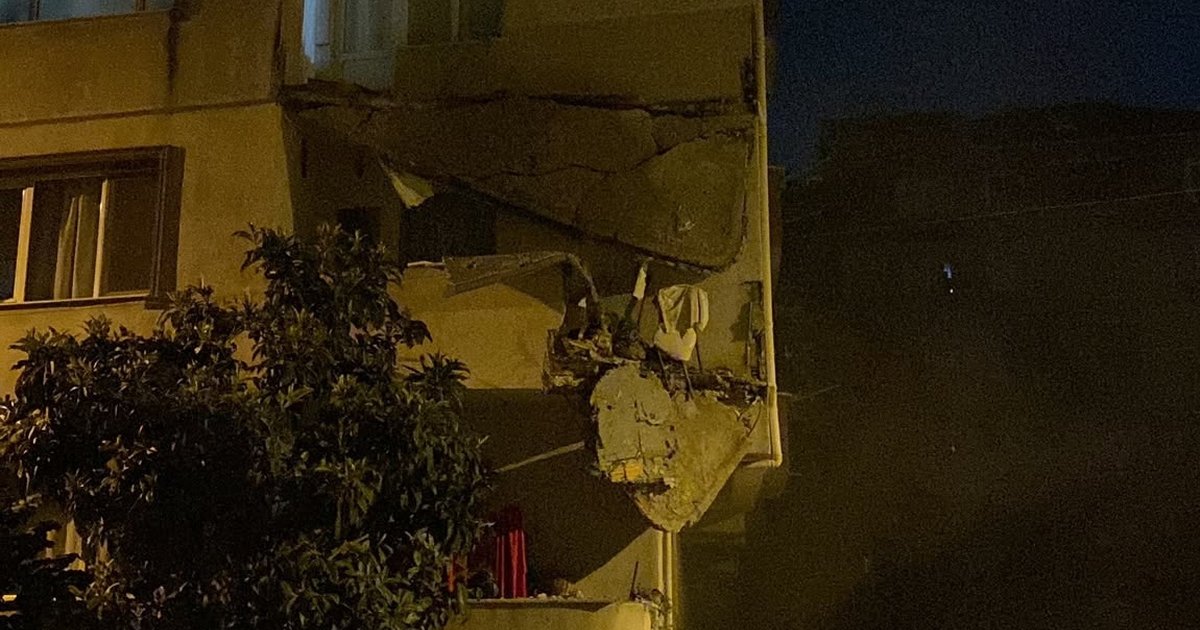 Küçükçekmece'de Balkonu Çöken Bina Boşaltıldı